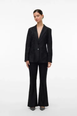 Calça flare com efeito renda
