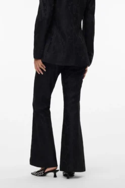 Calça flare com efeito renda