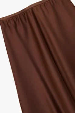 Calça jeans boca de sino a partir do joelho