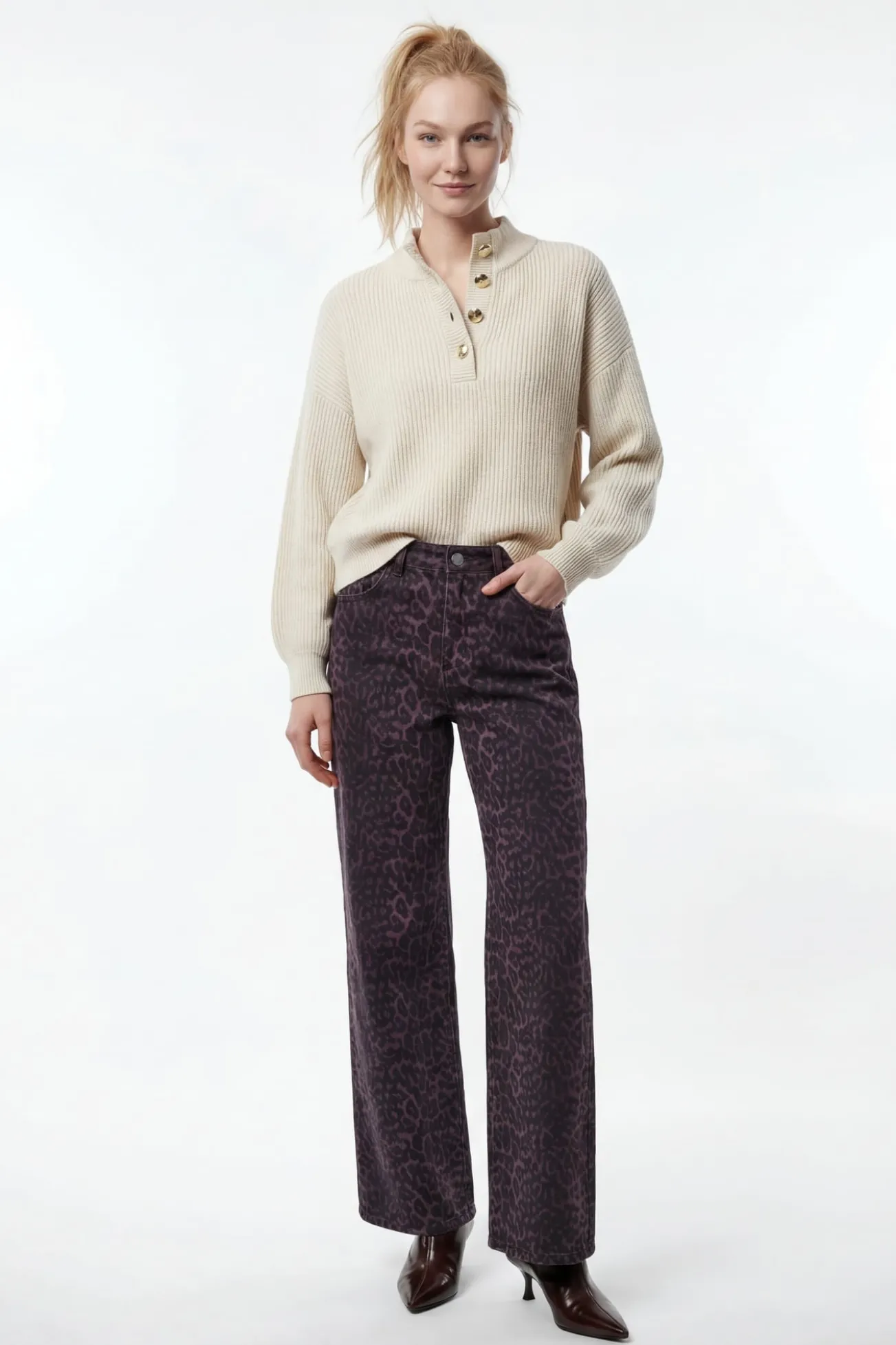 Calça jeans com estampado de leopardo