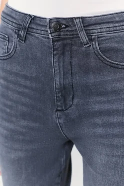 Calça jeans de cintura alta com ajuste regular