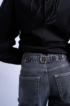 Calça jeans larga de cintura baixo com cinto nas costas