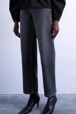 Calça jeans larga de cintura baixo com cinto nas costas