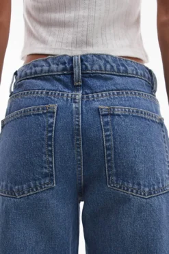 Calça jeans larga e de cintura baixo