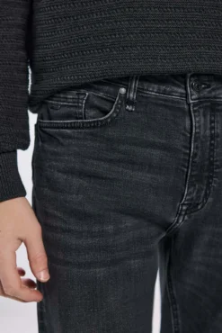 Calça jeans skinny cinza escuro