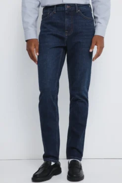 Calça jeans slim fit com lavagem escura