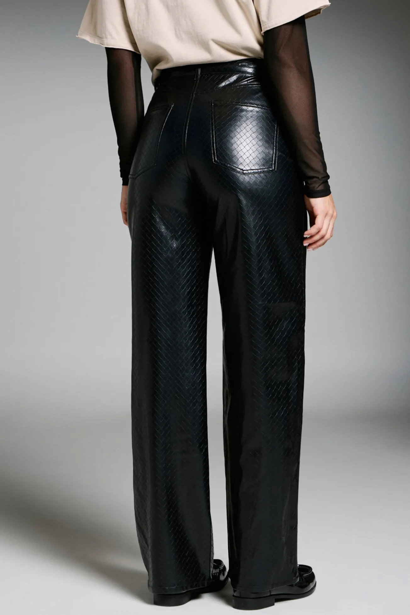 Calça largas de couro vegano