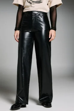 Calça largas de couro vegano