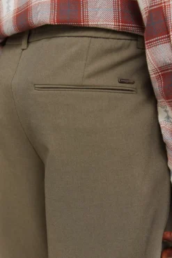 Calça plissadas confortáveis ​​com corte relaxado