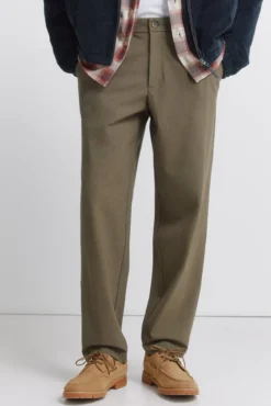 Calça plissadas confortáveis com corte relaxado