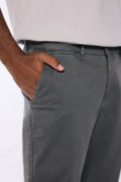 calças chino coloridas lavadas e relax fit