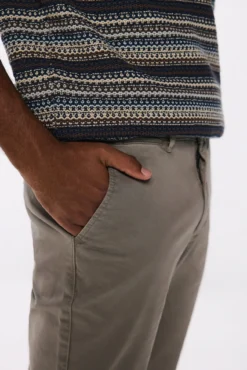 calças chino coloridas lavadas e relax fit