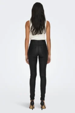 Calça skinny com efeito encerado