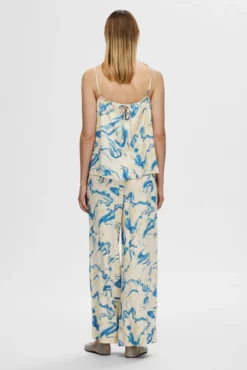 Calças largas estampadas confecionadas 100% com viscose.