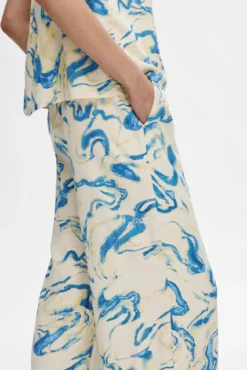 Calças largas estampadas confecionadas 100% com viscose.