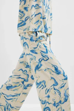 Calças largas estampadas confecionadas 100% com viscose.