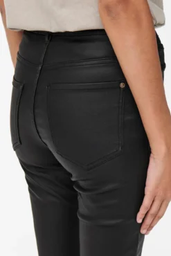 Calças skinny enceradas cintura subida