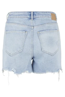Calções jeans.