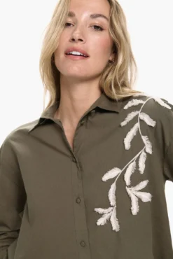 Camisa bordada de algodão orgânico