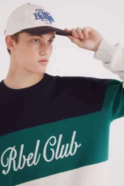Camisa com blocos de cor de texto