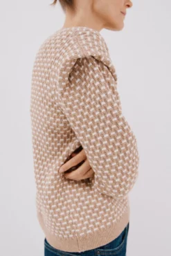 Camisa com ombros marcados