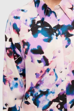 Camisa comprida acetinada com print confecionada com Lenzing ECOVERO.