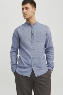 Camisa confortável com gola mao