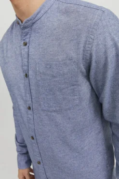 Camisa confortável com gola mao