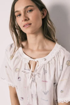 Camisa de dormir Hello Kitty com laçadas em algodão