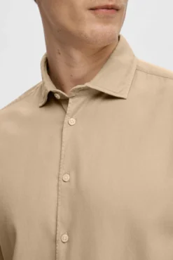 Camisa de manga comprida confecionada com algodão orgânico
