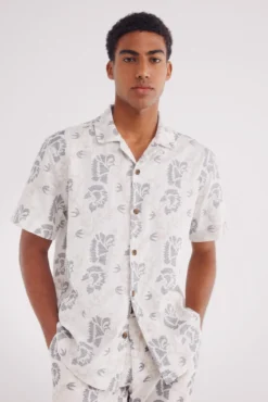 Camisa de manga curta bordada com flores