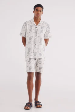 Camisa de manga curta bordada com flores