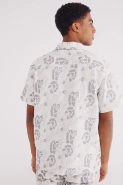 Camisa de manga curta bordada com flores