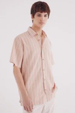 Camisa de manga curta em linho às riscas