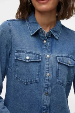 Camisa denim com bolsos no peito