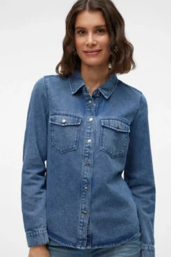 Camisa denim com bolsos no peito