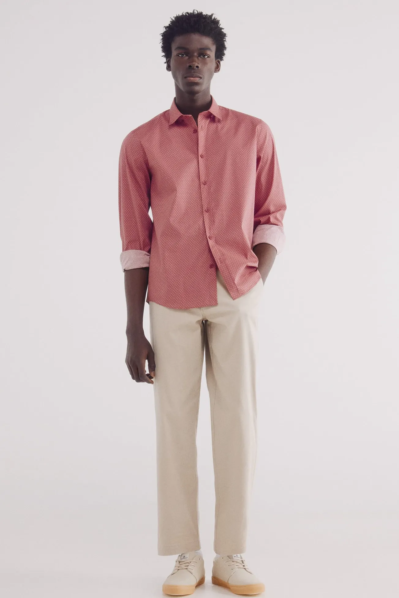 Camisa de popelina com micro estampa fácil de cuidar