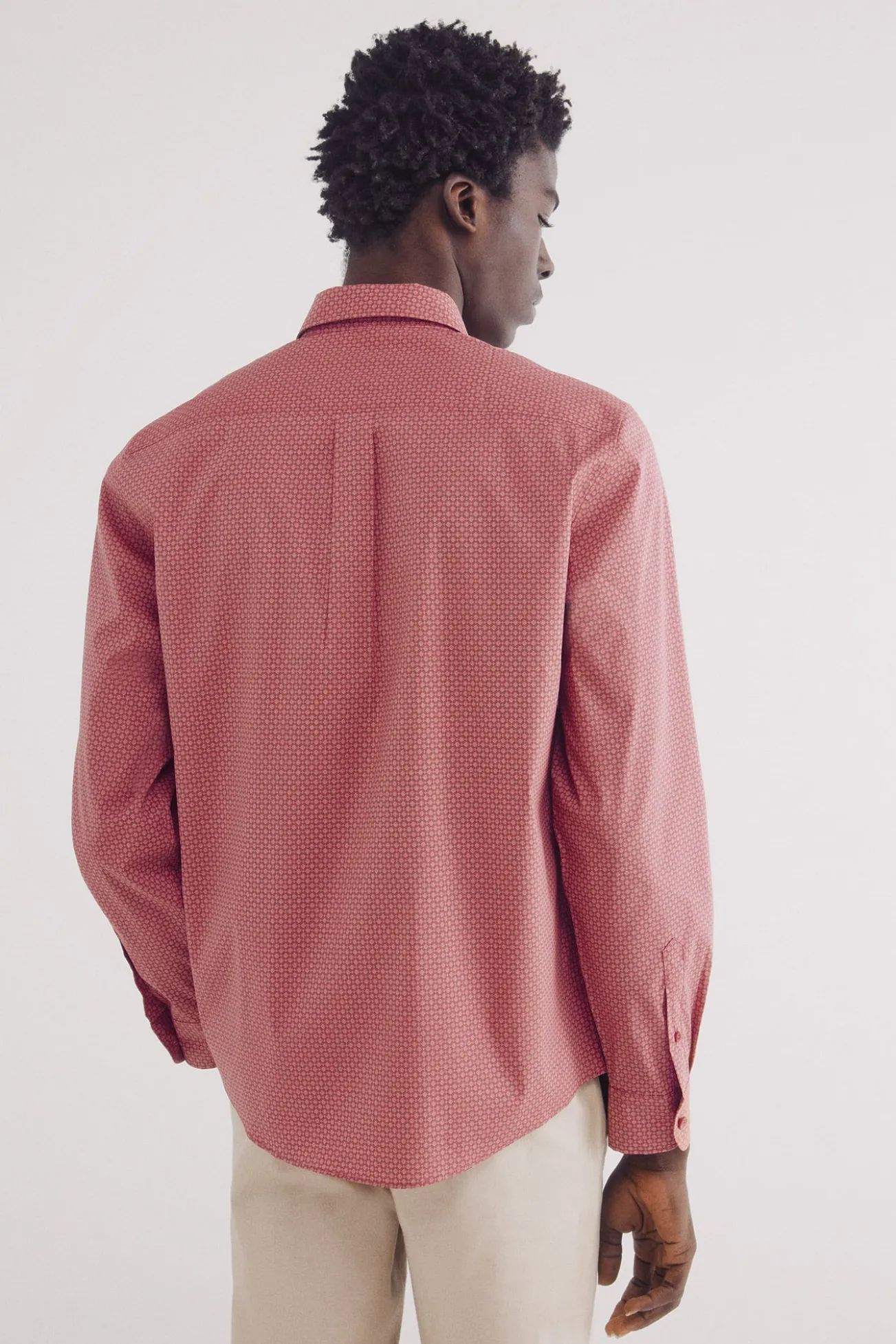 Camisa de popelina com micro estampa fácil de cuidar