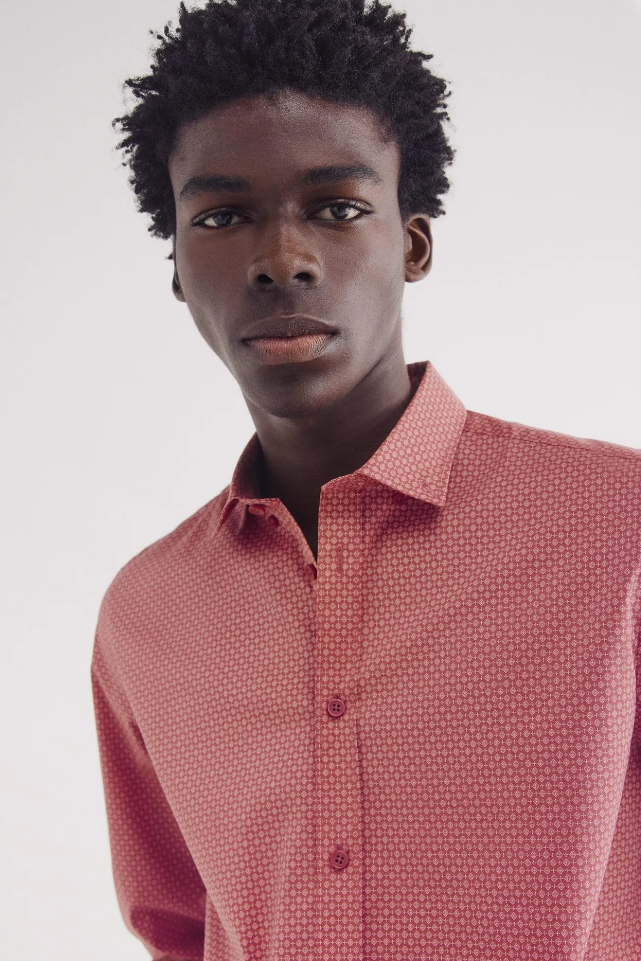 Camisa de popelina com micro estampa fácil de cuidar