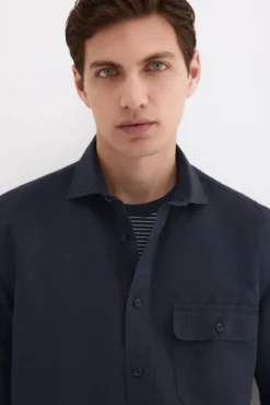 Camisa em linho com bolsos