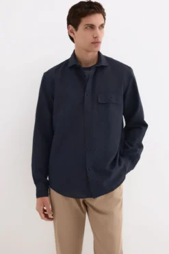 Camisa em linho com bolsos