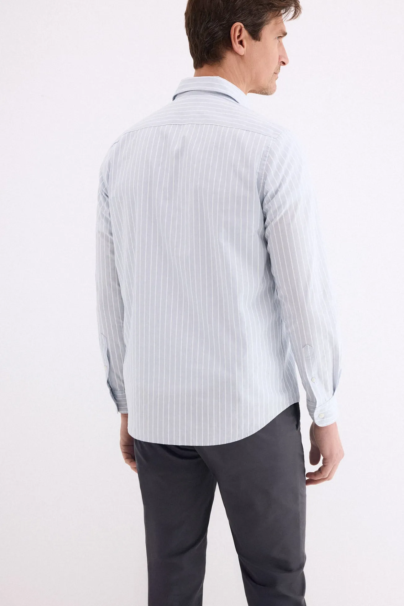 Camisa em popelina texturizada com riscas