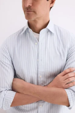 Camisa em popelina texturizada com riscas