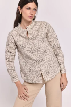 Camisa estampada gola mao
