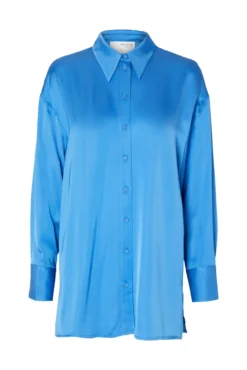 Camisa folgada acetinada confecionada com Lenzing ECOVERO.