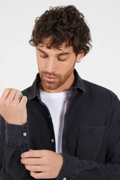 Camisa jeans com bolso