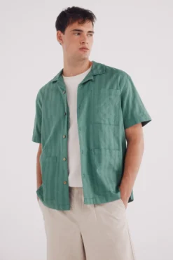 Camisa leve jacquard guayabera manga curta
