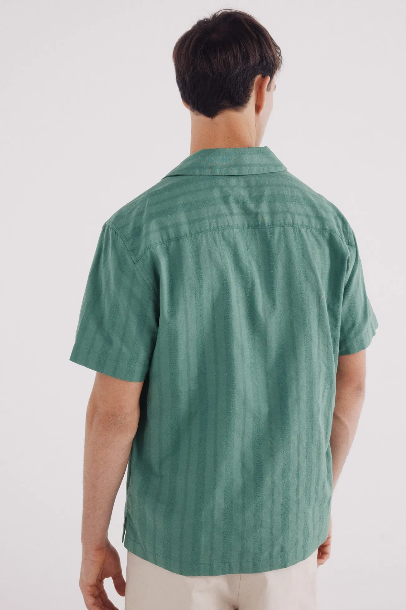 Camisa leve jacquard guayabera manga curta