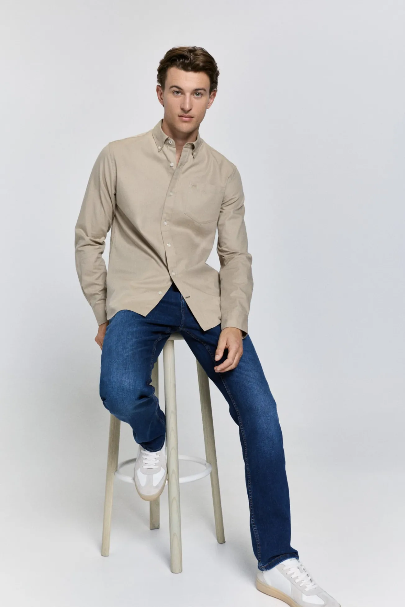 Camisa lisa com caimento relaxado
