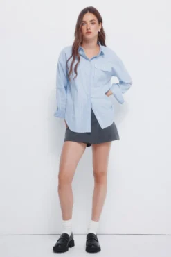 Camisa oversized com bolso de remendo
